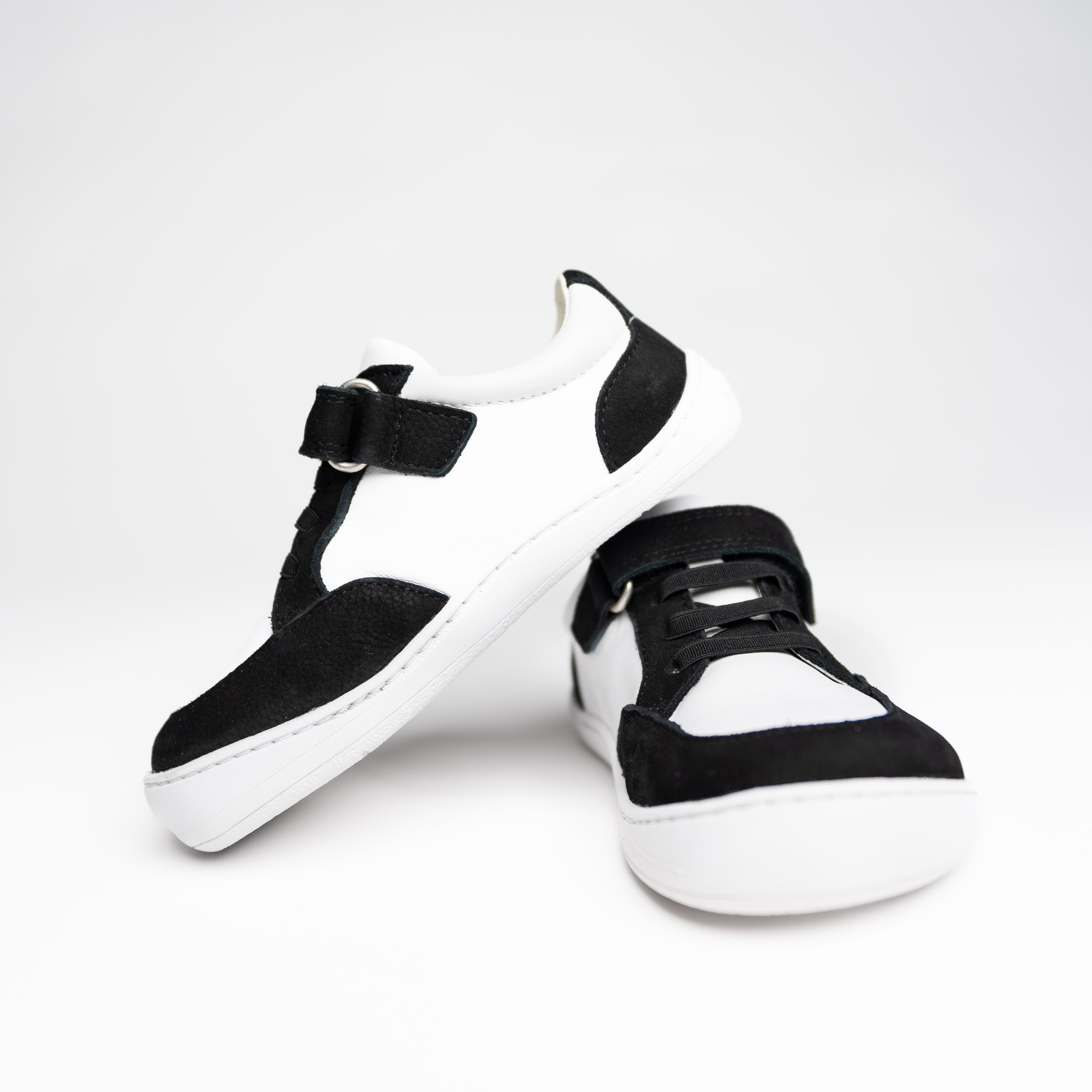 sneaker-børnesko-hvide-sorte-barfodssko-black-white